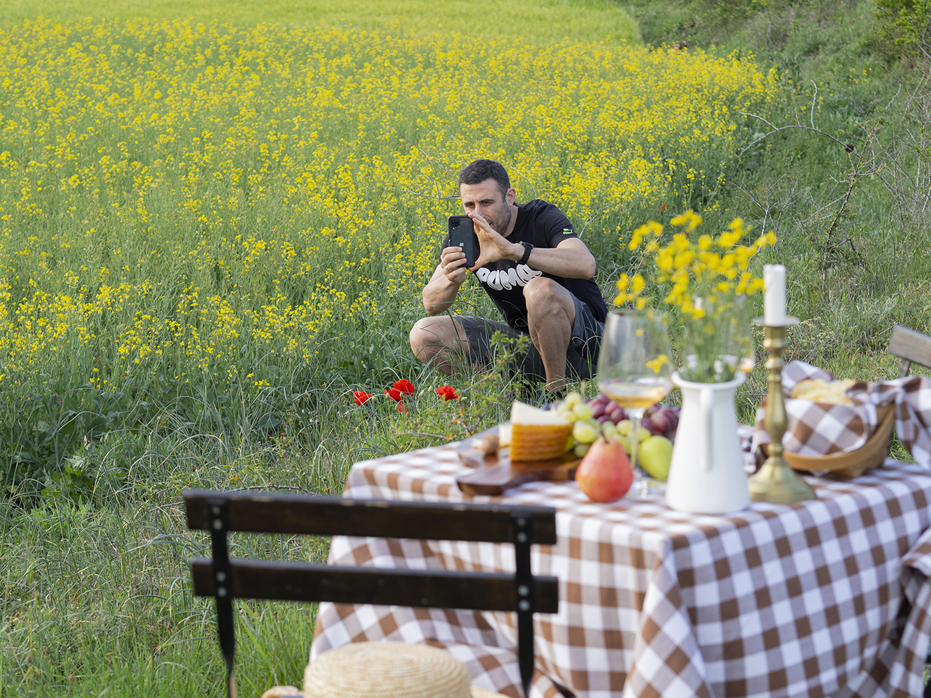 Una mesa campestre entre campos de colza para celebrar el amor_31